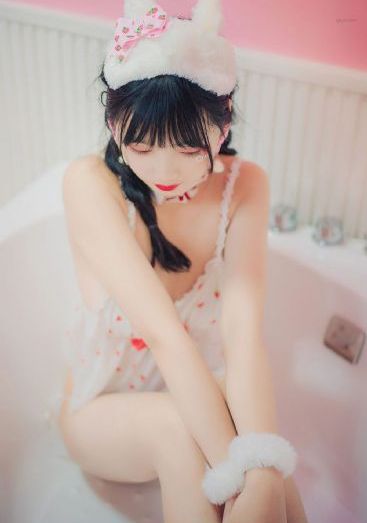 男人趁美女睡着摸她脚_BD国语在线视频播放